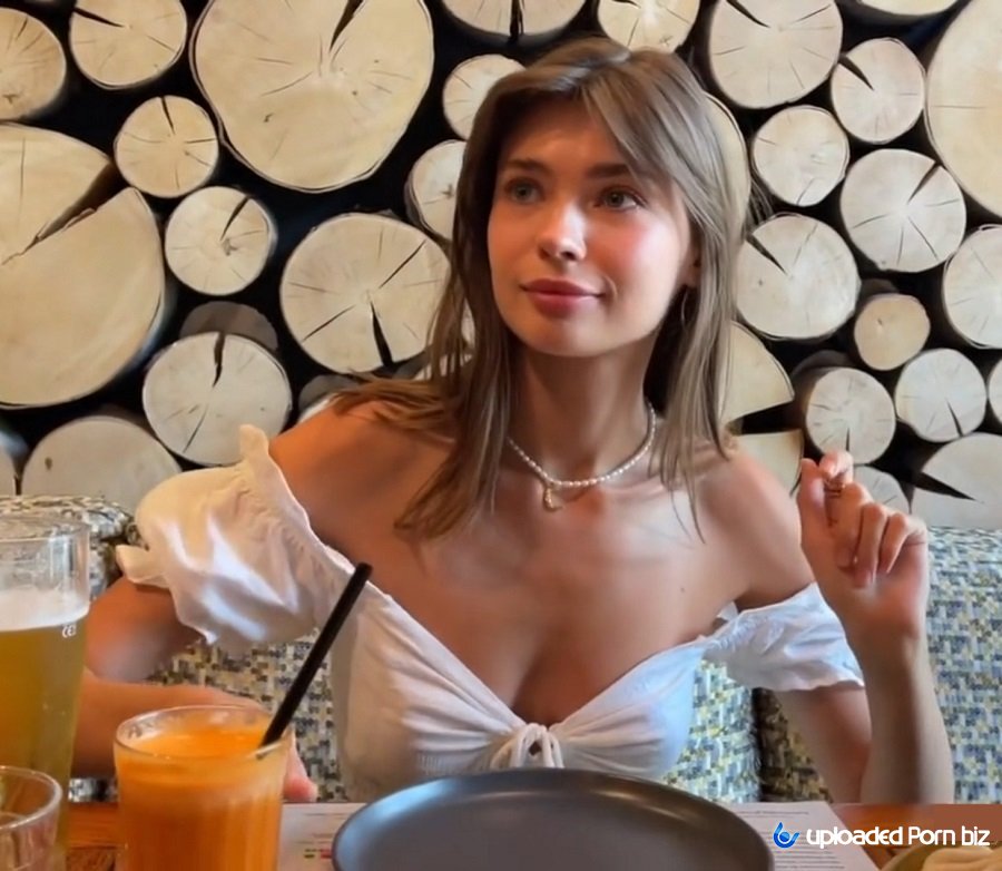 Anna Ralphs Amateur Blowjob in Restaurant From Beauty Girl HD 720p