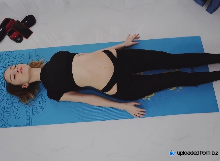 SolaZola Yoga Ended With A Cumshot On The Stomach FullHD 1080p