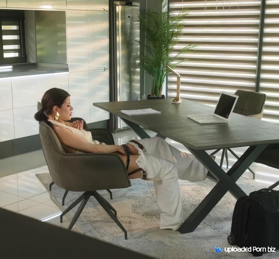 Sophie Weber The Boss Caught The Secretary Masturbating In The Office FullHD 1080p