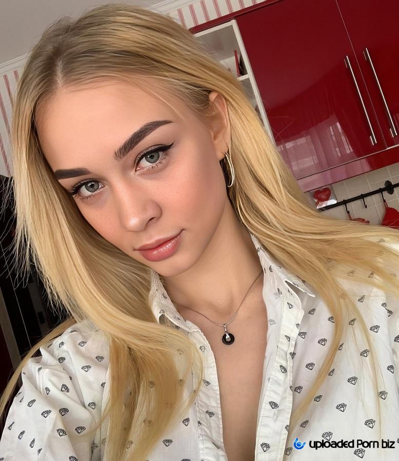 Loren Strawberry A Girl In Love Allows Herself To Be Fucked In The Ass UltraHD/4K 2160p