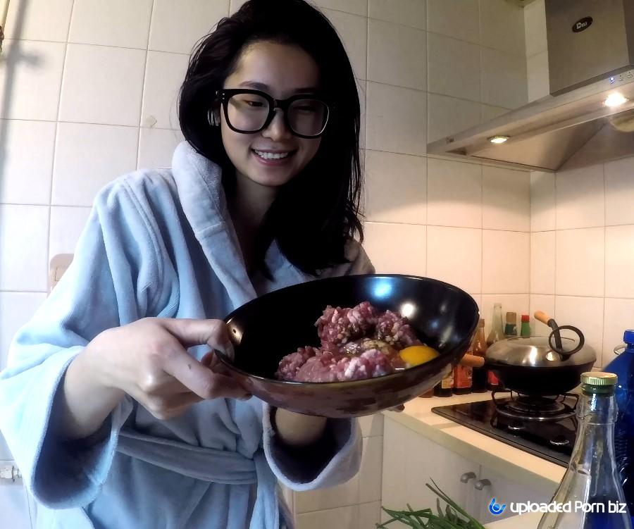 Lonely Meow Cooking Masterclass Video Blog Turned Into an Intimate Home Video UltraHD/4K 2160p